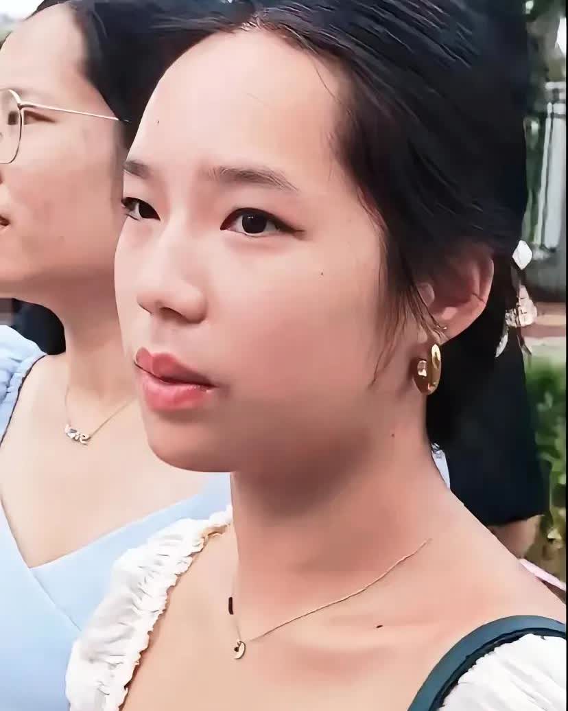 比利时女孩黄楼认亲后随养父母返欧，血缘难敌养育情比利时女孩黄楼回到东