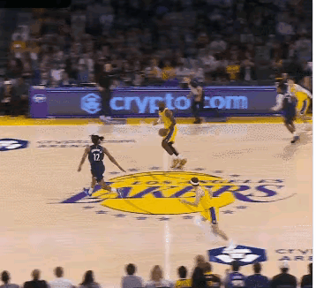 这一球很有功底，詹姆斯真应该感谢里夫斯:詹姆斯持球过中场后，2打1助攻里夫斯，