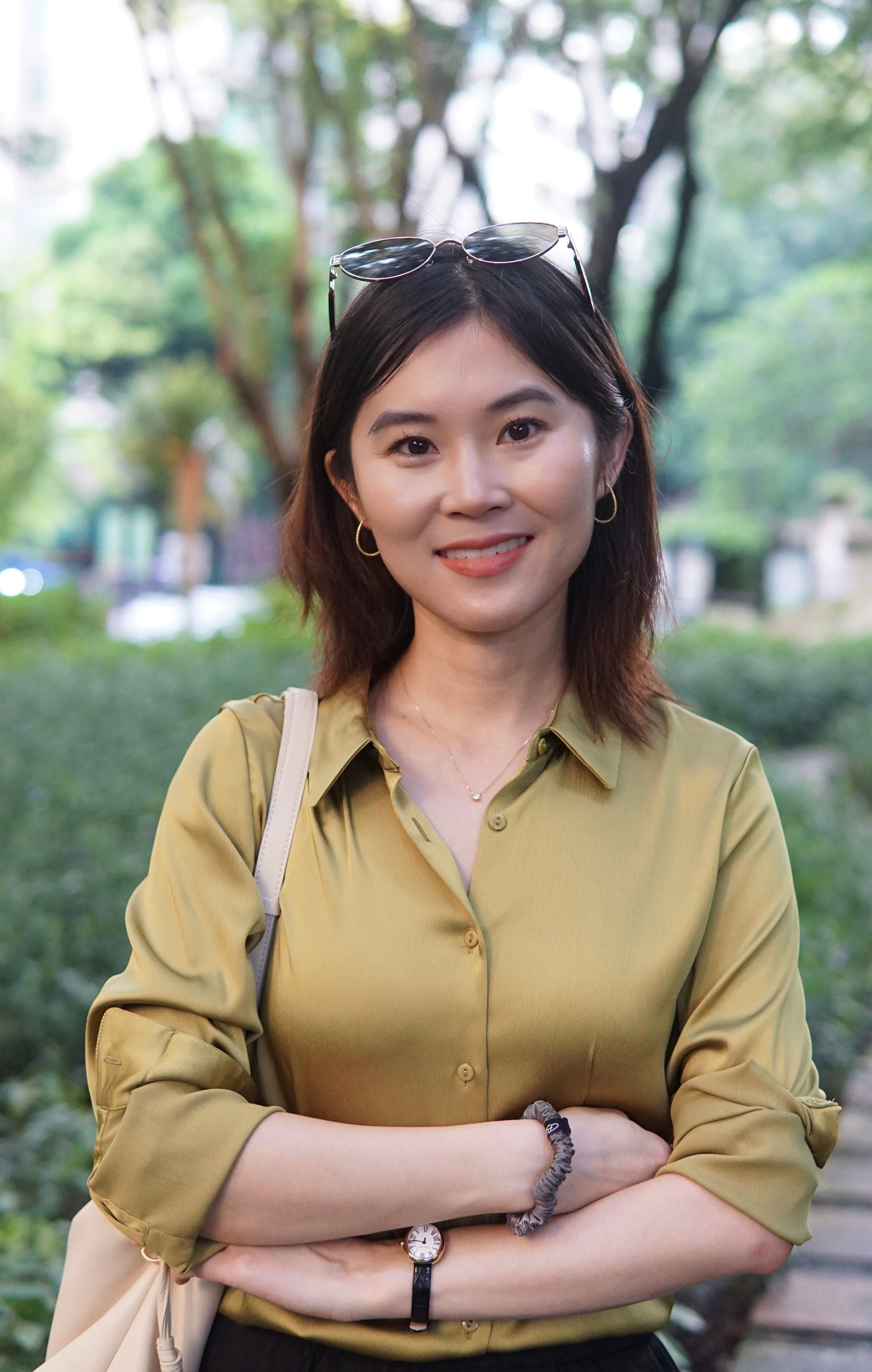 下周五直播哦！这次选了不少上班装呢。这条九分喇叭裤很推荐哈，比普通的黑裤子更有曲