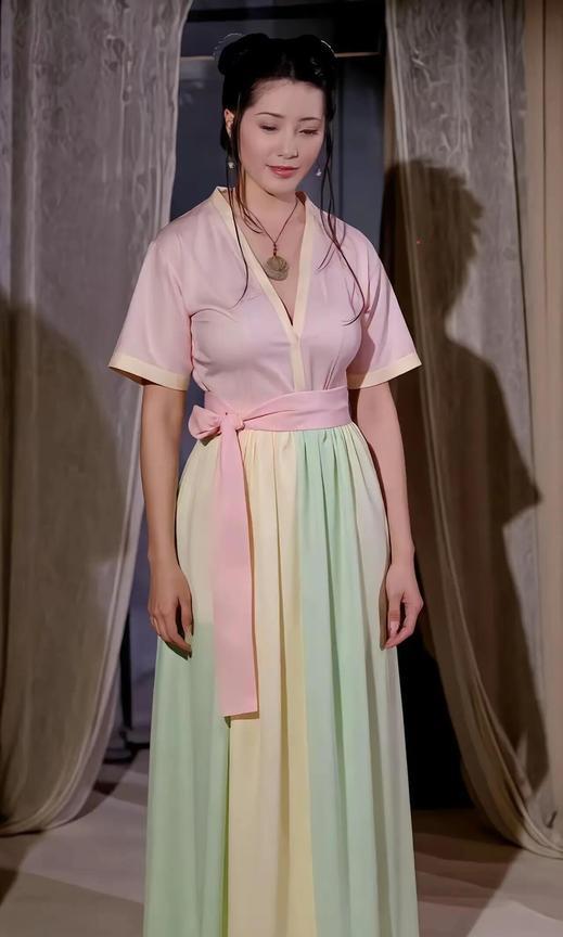 她们两个都演过潘金莲，你觉得谁演绎的是经典，无法超越的呢？有人说王思懿演潘金莲最