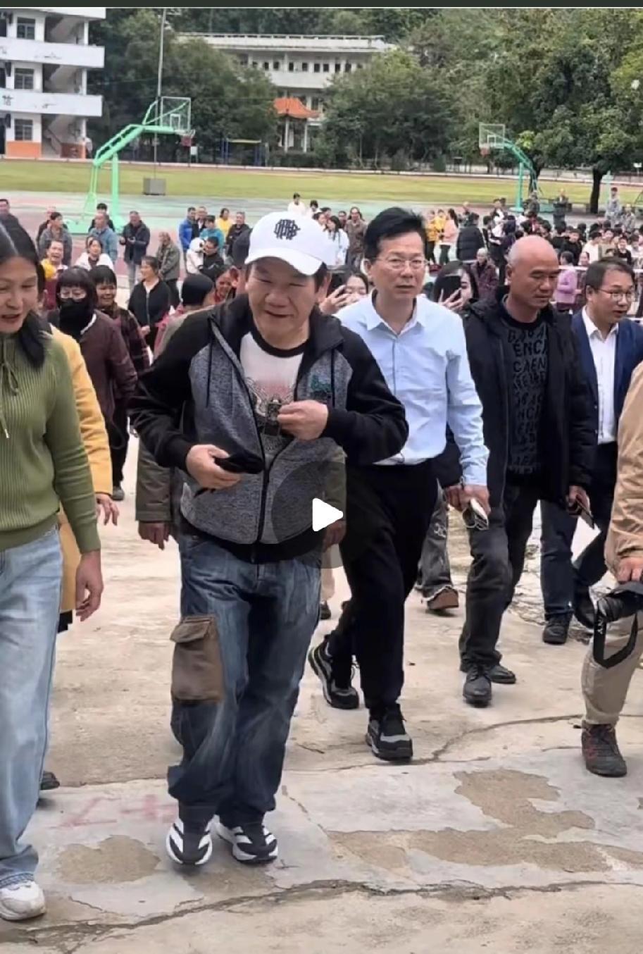 台湾歌手赵传回广西天等探亲了，看到家族大合照，不得不承认基因的强大，他们都长得好