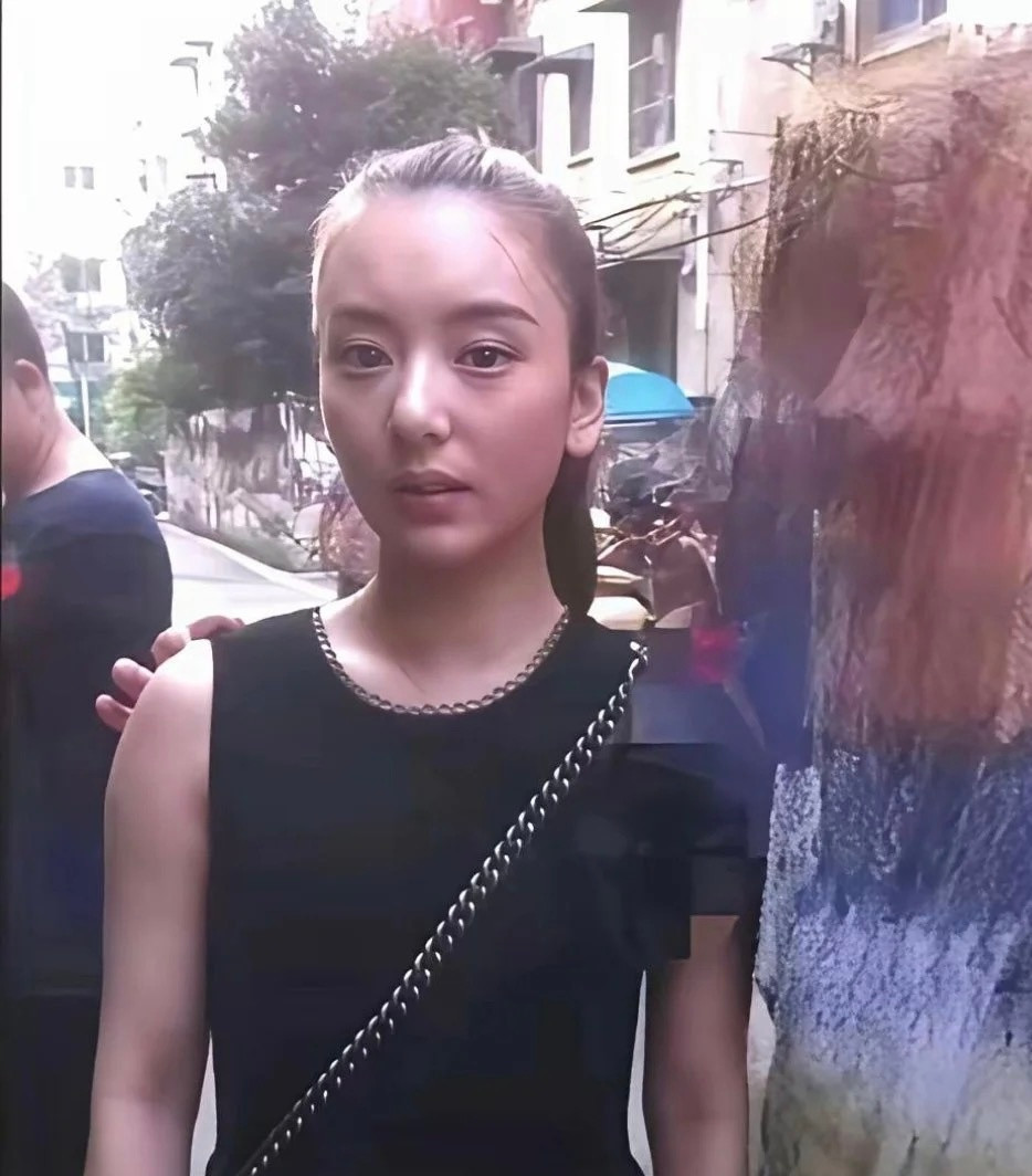 方媛和三胎女儿，脸型一模一样，感觉像生了一个自己，和郭富城毫无关系！看来基因的强