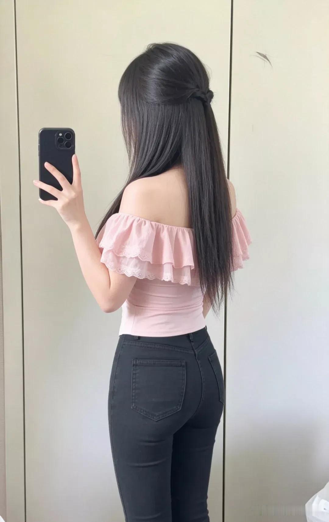镜子前，我是自己的摄影师——摆pose、找角度，每一帧都藏着小心机不是自恋