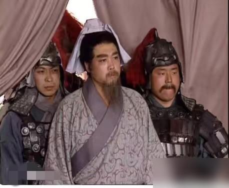 74岁的迟重瑞瘦脱了相。八宝山的冷风吹透黑衣，他两眼血红脊背佝偻，像木偶般机械地