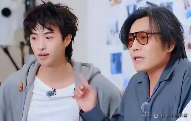 庾恩利长得好像秦昊的亲儿子，秦昊带着尹能静的儿子庾恩利参加综艺首秀，真是亲如一家