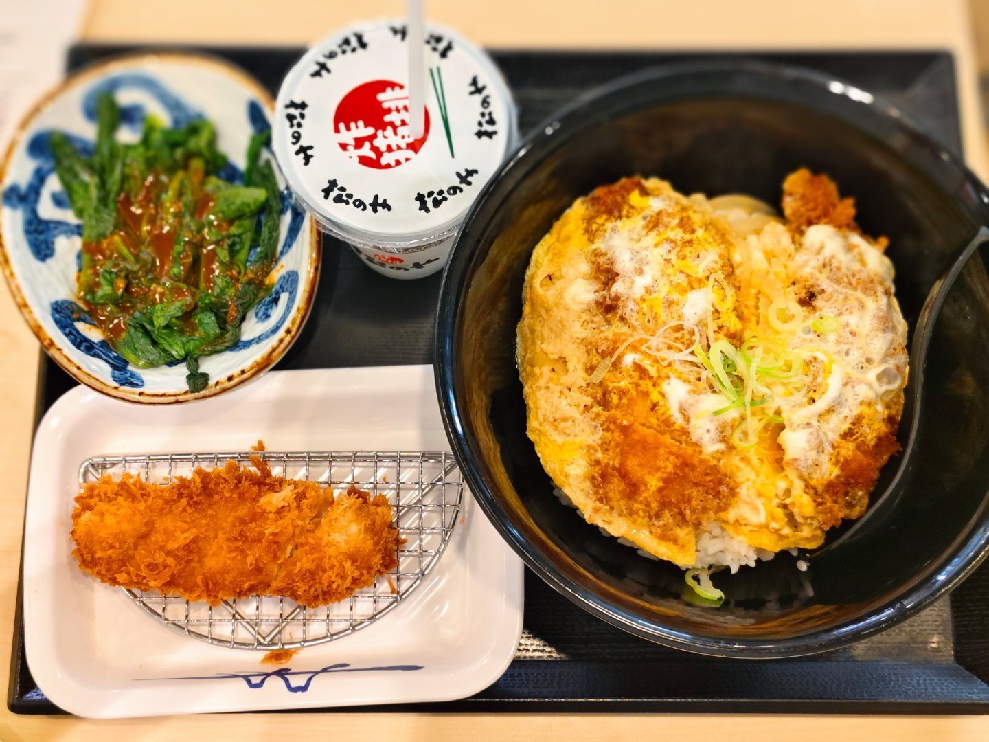 中午吃撑了，下午喝1L葡萄冰美式，晚上不吃了​​​