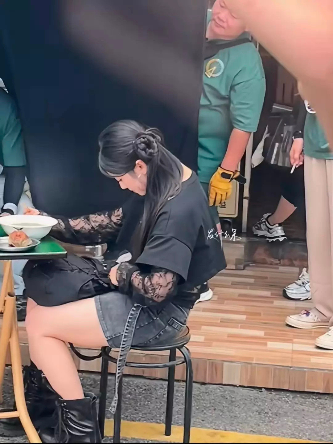 明星这种是不是导演别拍全身就好了，只拍脸，剩下的让替身拍全身背影那种。​​​