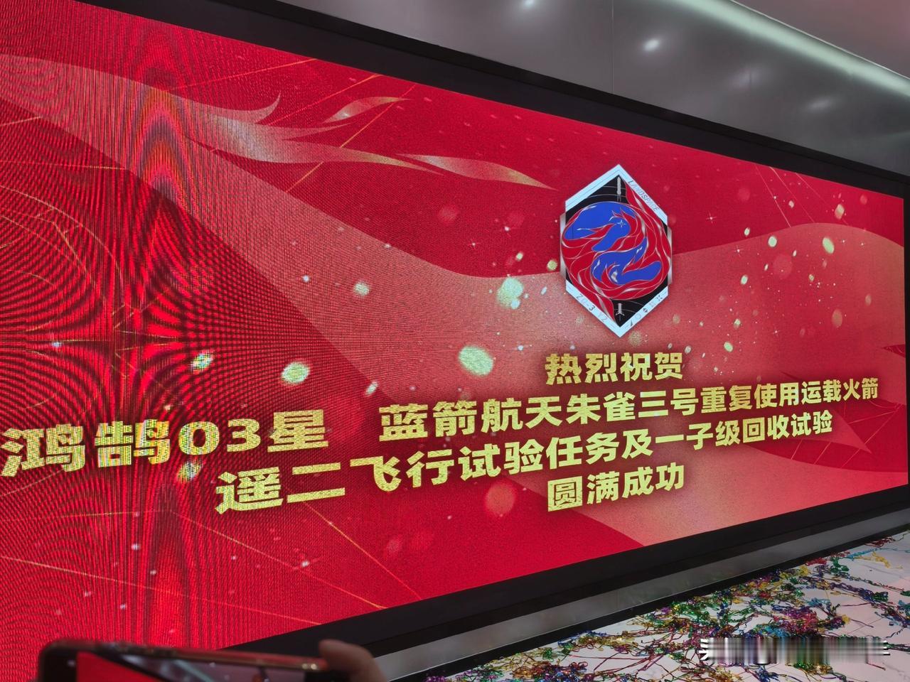 朱雀3号成功着陆之后，竟然派出两个小的无人车去检查发动机下面的状态，在巨大的火箭