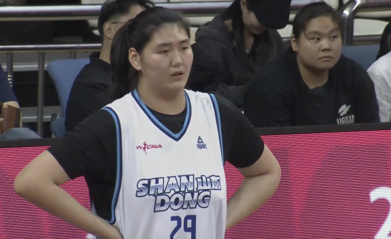 新疆好篮为什么能在，四分之一的生死战中，手拿把掐地稳赢山东女篮多达25分？主要原