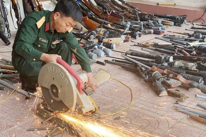 越南河静省警察社会治安行政管理局与宜春县警察局协调，组织销毁了237支枪支和许多