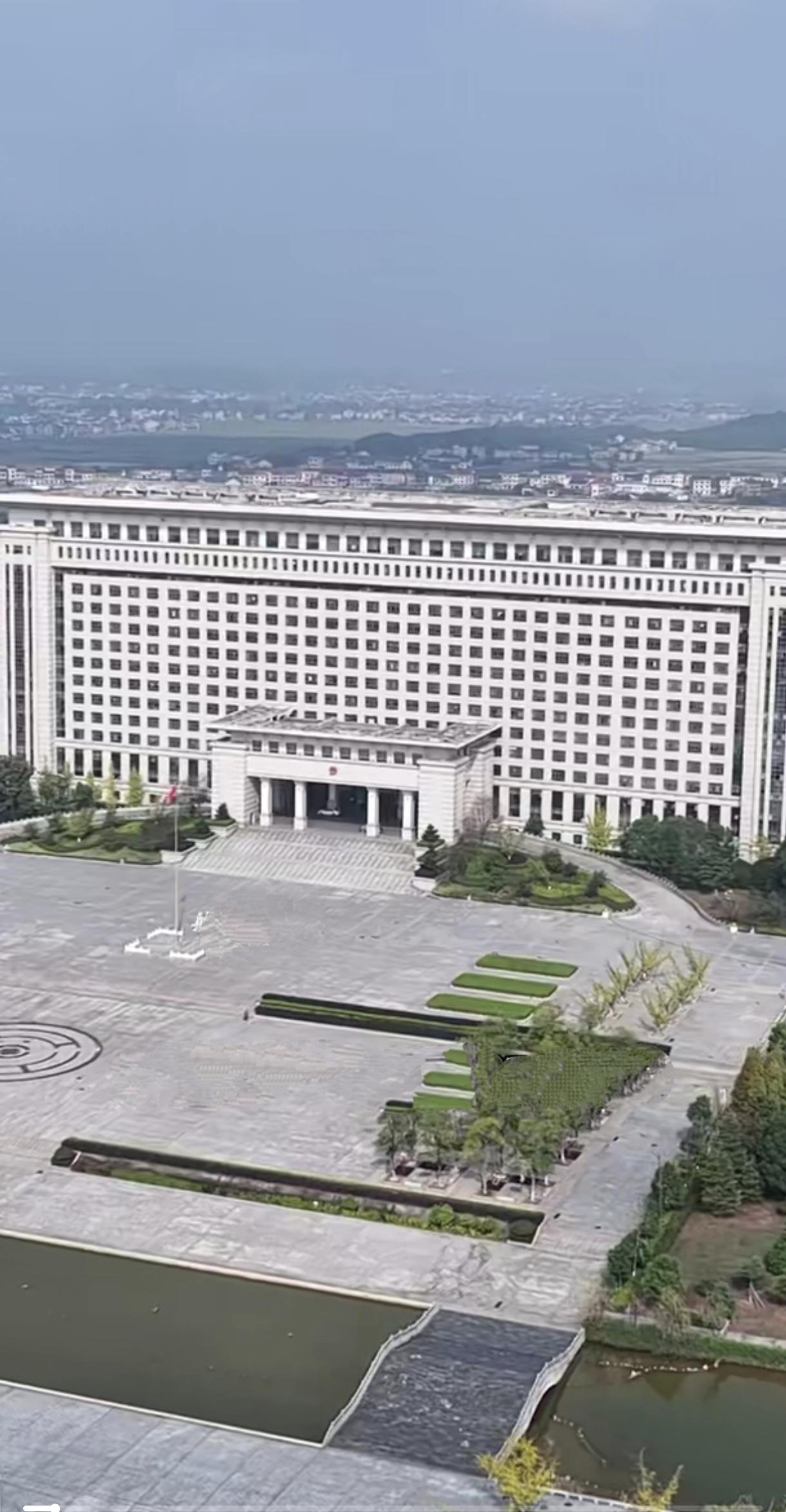 湖南某县政府大楼，2.7亿，占地两百亩，真的很漂亮气派。一栋楼能把县直所有单位包