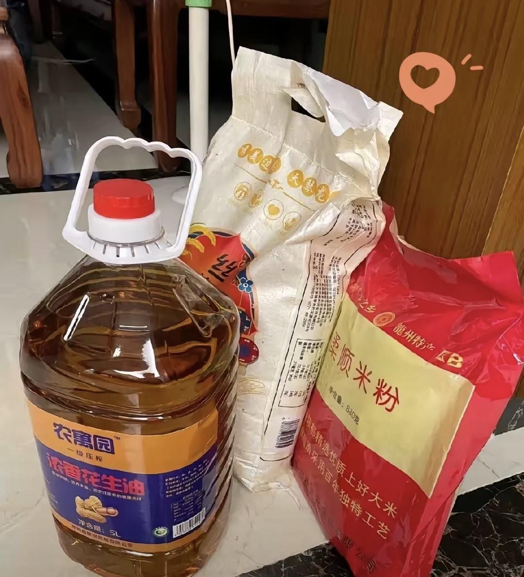 那天拎着三盒茶、一包点心、一小罐蜂蜜去表哥家，心想三羊开泰多吉利。他开门接过去，