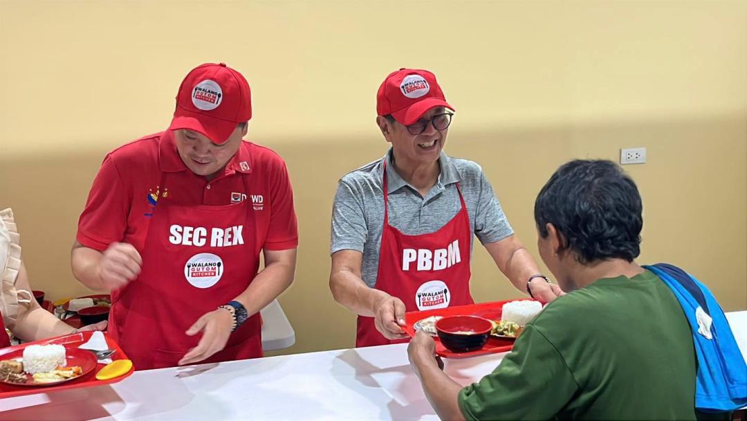【小马科斯当服务员被批作秀，遭网友群嘲！】据菲媒消息，6月22日，马科斯亲赴