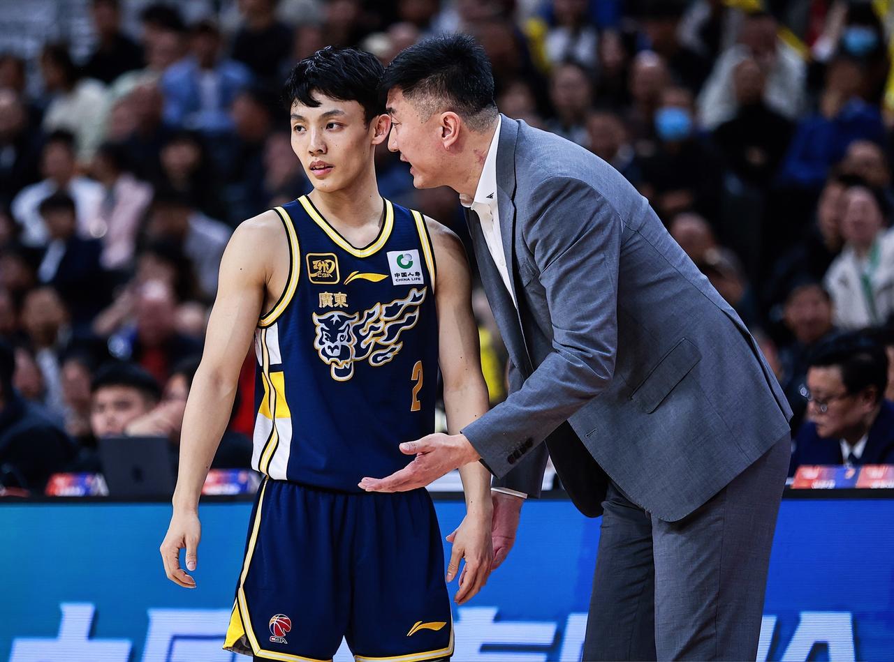 朱芳雨：杜书记，你不知道徐杰没有球权就发挥不出他的作用吗？？？杜锋：这不是要给