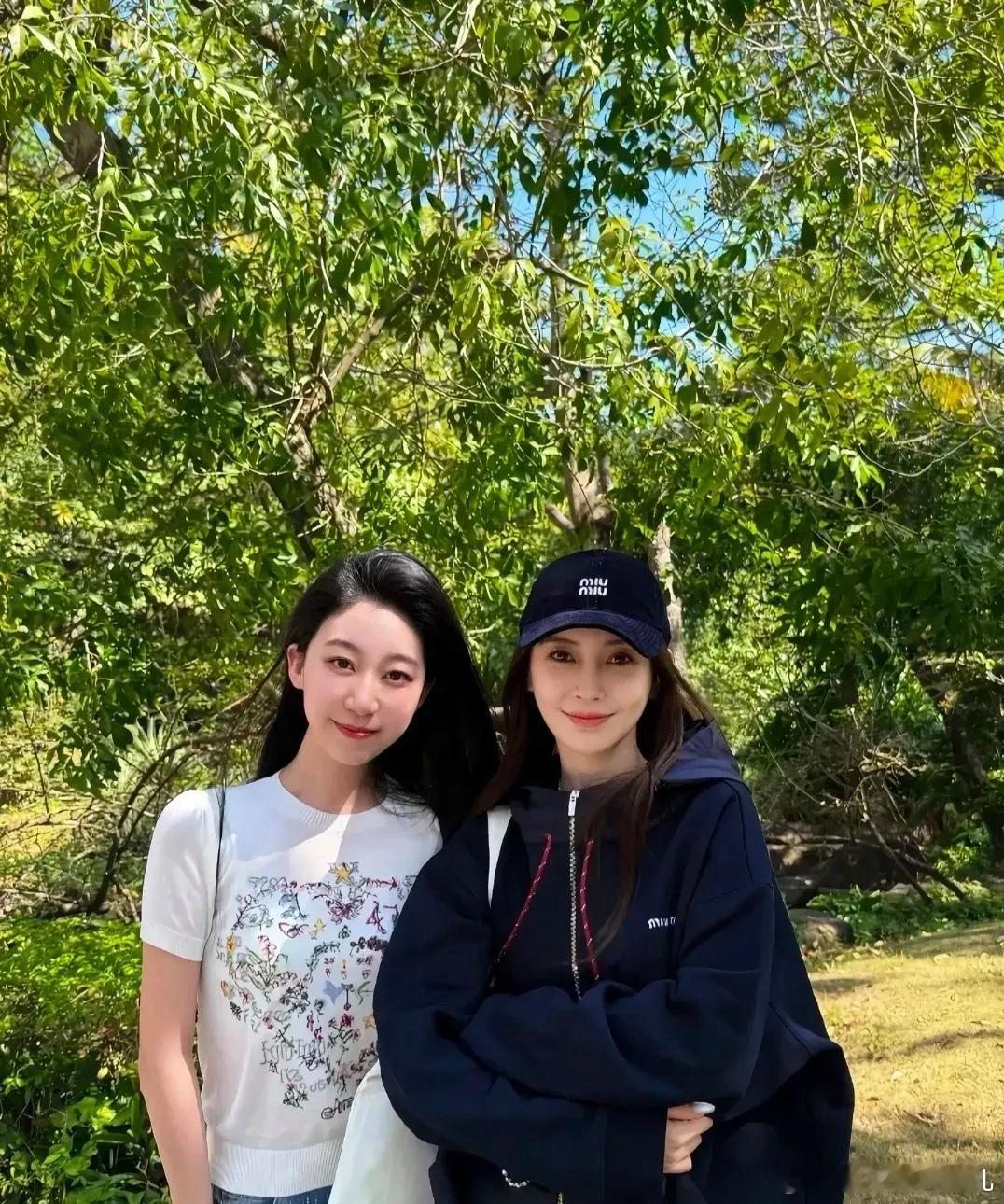 黄晓明前妻杨颖现身广东，戴着黑色棒球帽，穿着运动服，肤色很白，身材苗条。细看她的