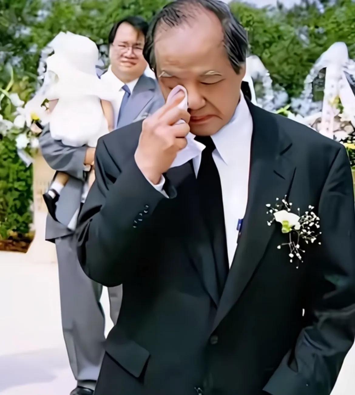 1997，70岁的李政道在妻子秦惠䇹骨灰安葬仪式上的照片，镜头中他悲伤的难以自持