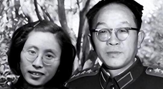 1952年，黄克诚的岳父因贩卖鸦片，被判死刑，临刑前，他找到了负此案的干部，没有