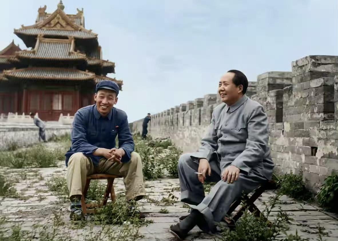 这就是伟人，在群众中从来都是和蔼可亲的，仿佛老朋友一样唠家常！这是54年视察