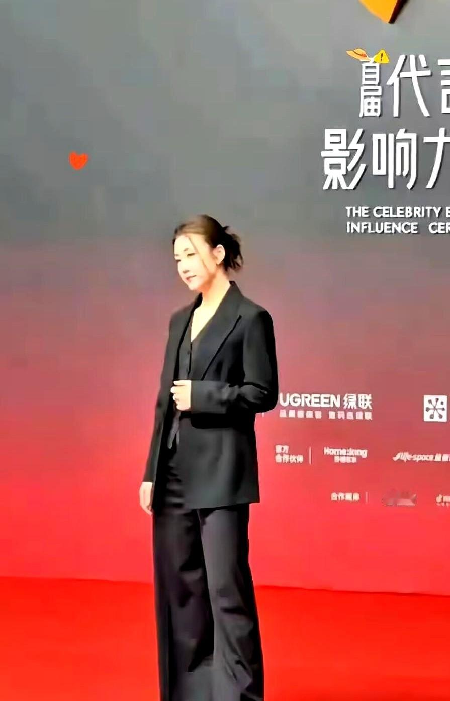 陈梦这次红毯造型，直接让邓亚萍王楠都沉默了？厦门代言人影响力盛典上，她一身黑