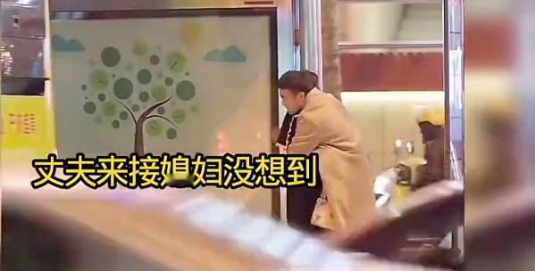 男子发现妻子偷偷溜出去和情人约会，他暗中跟在后面。结果，看见妻子和情人抱在了一起