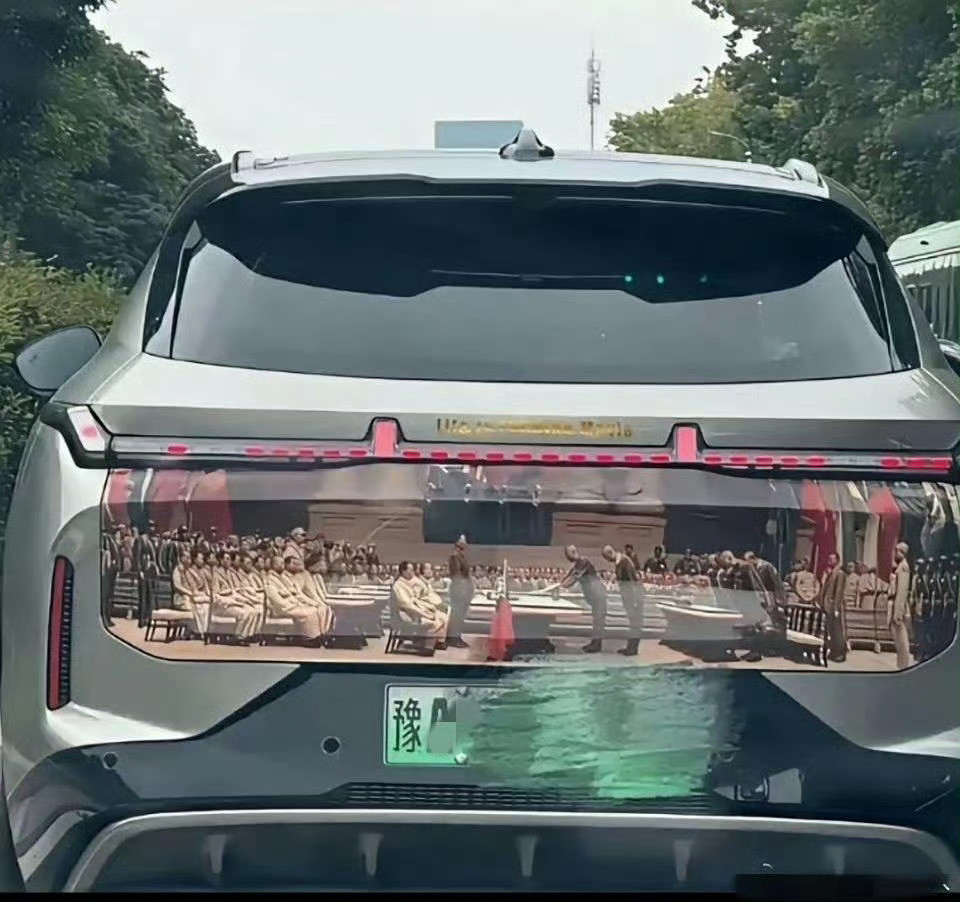 有人问：汽车上贴这个真的合适吗？大家觉得合适嘛？