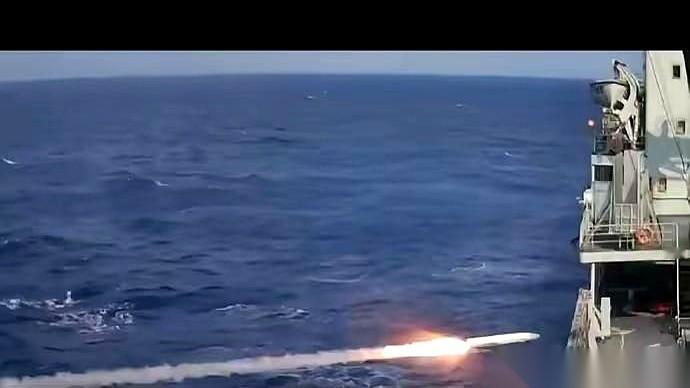 一段7分钟的视频火了：我军潜艇发射的一枚鹰击-18导弹，贴着海面飞过，直接把一艘
