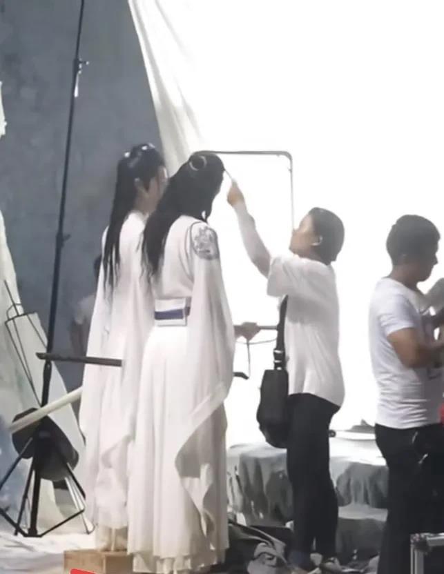 他还踩箱子这真的很搞笑了