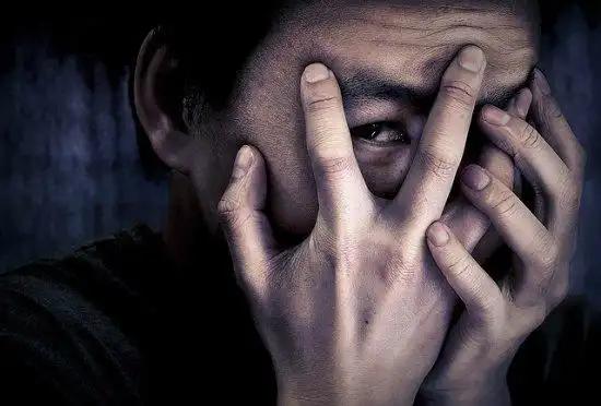 湖北一女大学生酒吧通宵饮酒后，次日回家后与同居男友爆发激烈争吵，盛怒之下将男友将