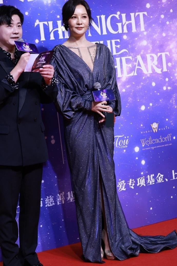 最近陶红在上海出席时尚活动，她这回搭配的光彩照人，看上去很高雅，气质也特别出众。