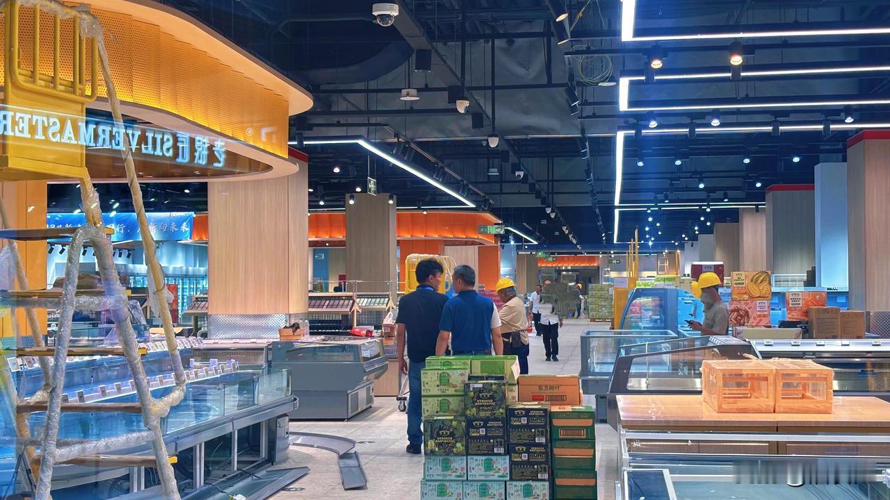 南宁盛天地沃尔玛超市已经开始铺货了，好多设备已经进场了，卫生也是同时进行的，门口