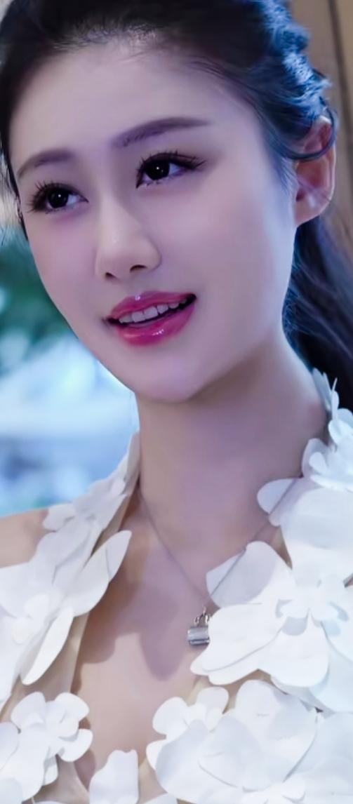 温柔甜美的花裙少女，清新动人！🌸💖