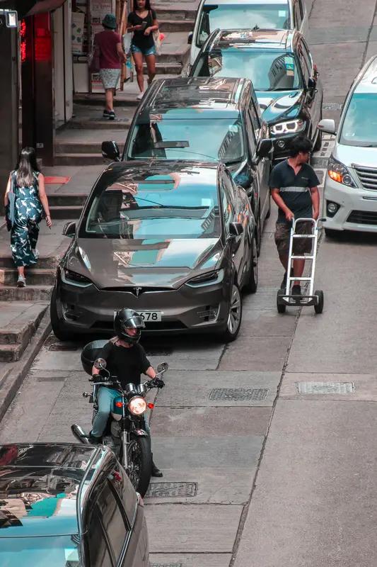 最近香港居民疯抢国产电动车这事儿可太火了！国产电动车凭借性价比高、科技感强等优势