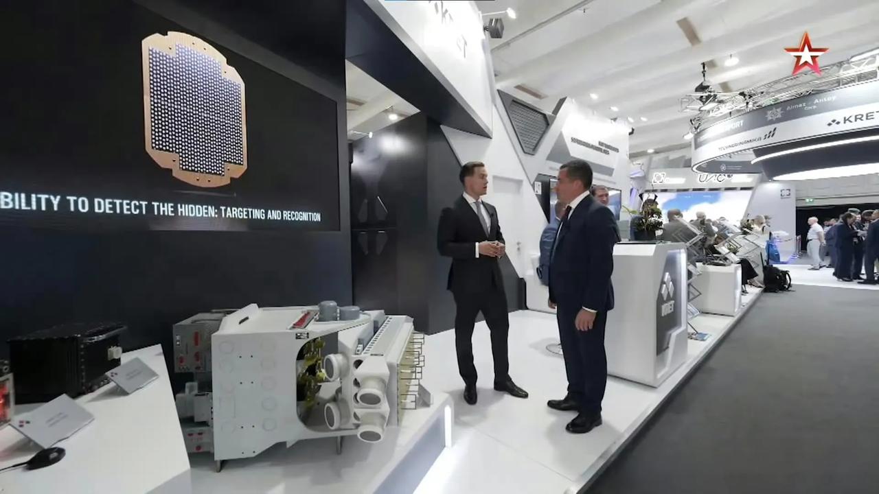 俄罗斯展出了为苏-35SM战斗机研制的有源相控阵雷达。目前苏-35SM装备的还是