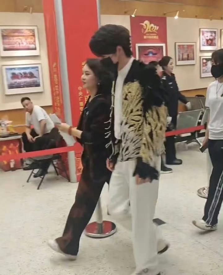 郭富城、王一博春晚跳《闪耀动起来》，直接刷爆全网。这俩“舞王”同台，彻底颠覆了