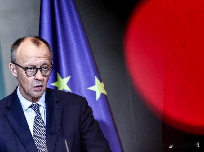 德国的默茨跑去布鲁塞尔开会，跟欧盟的冯德莱恩、比利时首相碰了头——核心就盯“冻着