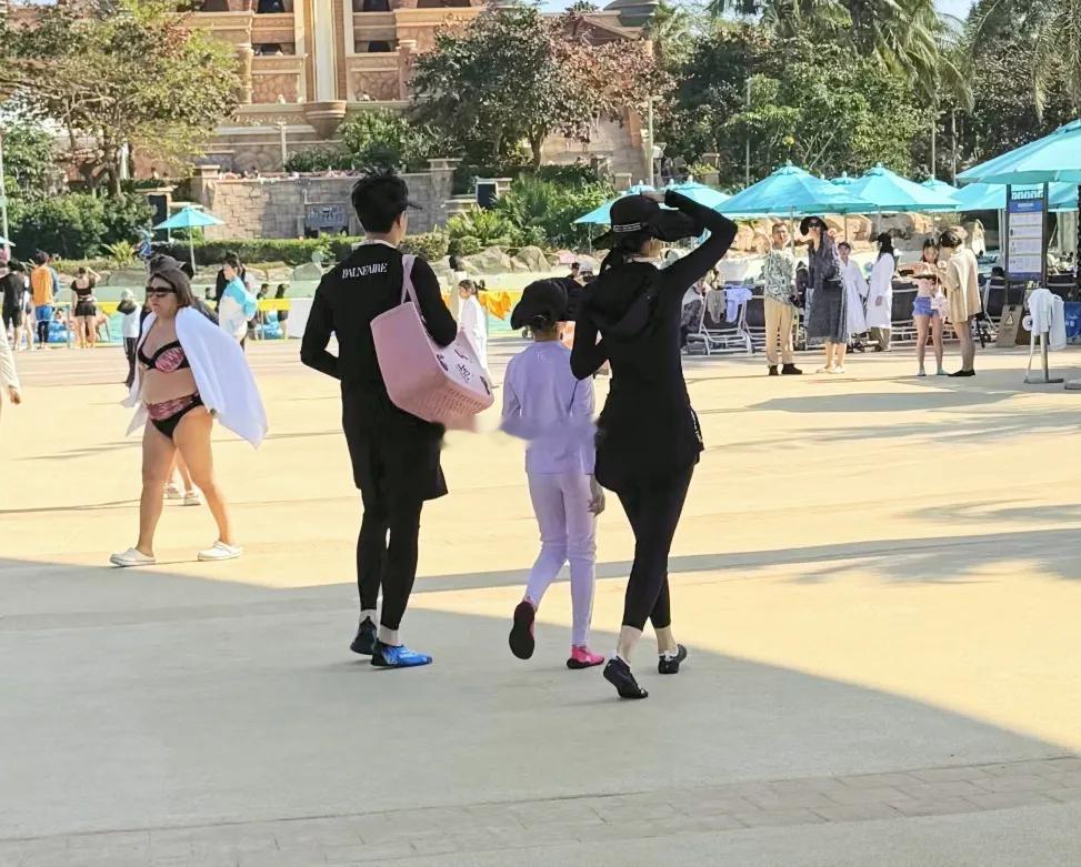 董璇佟丽娅在三亚玩，偶遇黄晓明，晓明哥果然是娱乐圈的好人缘，她们好开心，还一起合