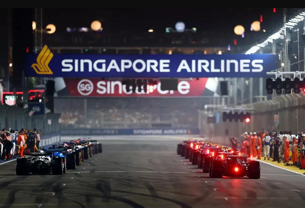 封神铺垫！2026F1新加坡站安东内利稳守领奖台离夺冠更近一步，拉塞尔翻盘几近落