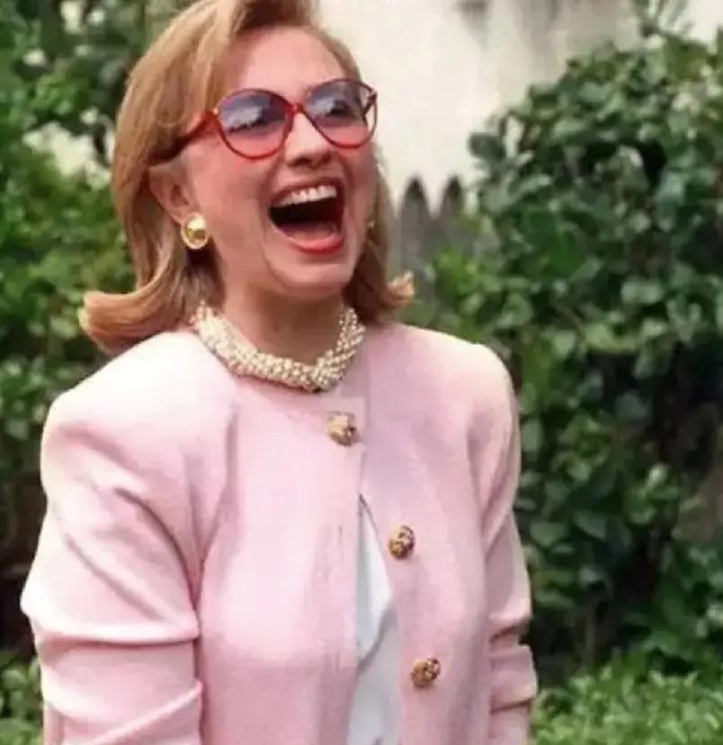 爱与不爱！希拉里都很明显为何？看她衣服的颜色，就知一二了！那个时候的她，与克