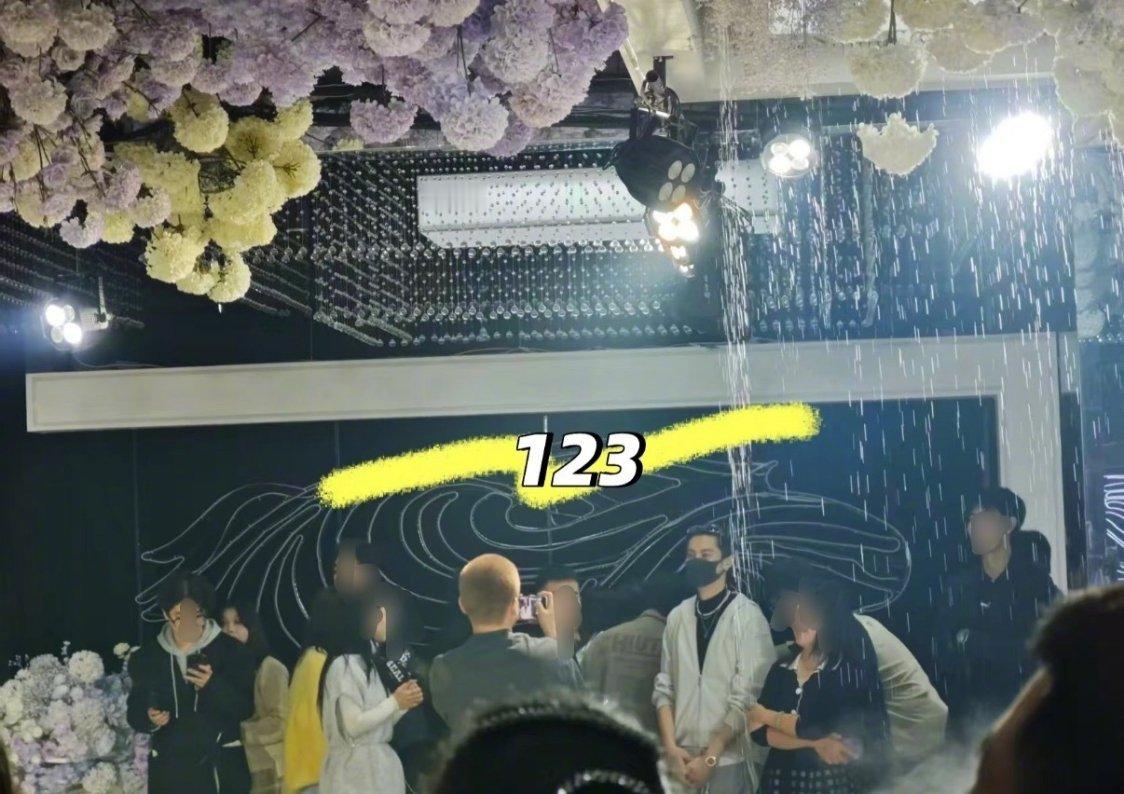 王鹤棣参加发小婚礼棣真是重情重义棣宝也要幸福啊！！​​​