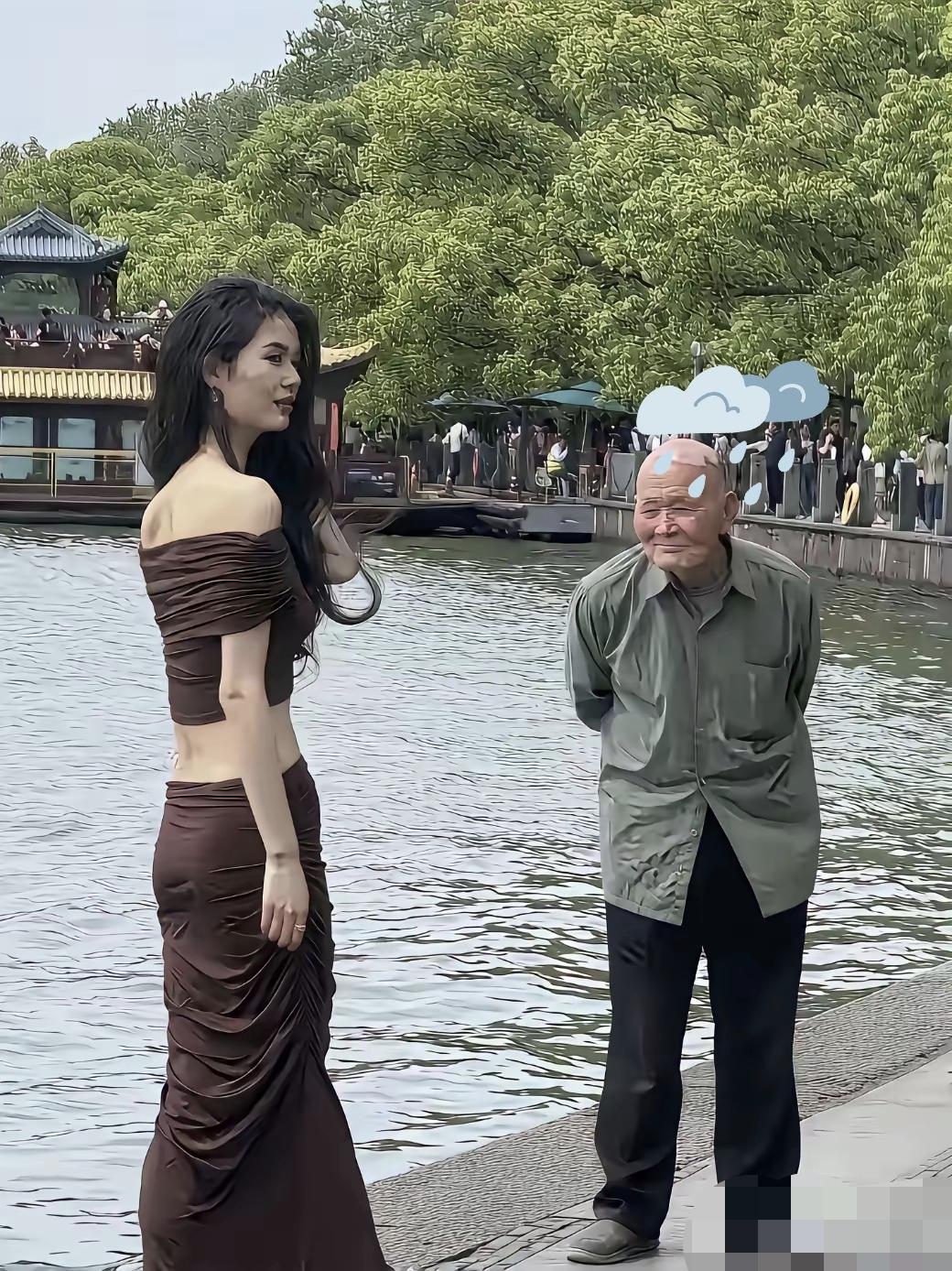 美女湖边正走秀，迎局面来个糟老头。美女：大爷，俺在做节目。
