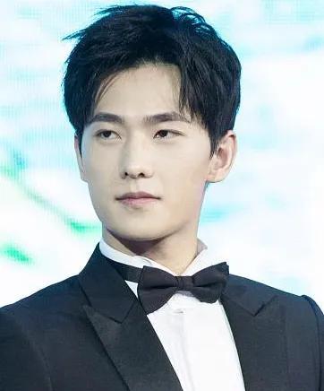 杨洋在新剧《凡人修仙传》中热播被夸“不油了”。他为了饰演韩立，主动减重、晒黑，以