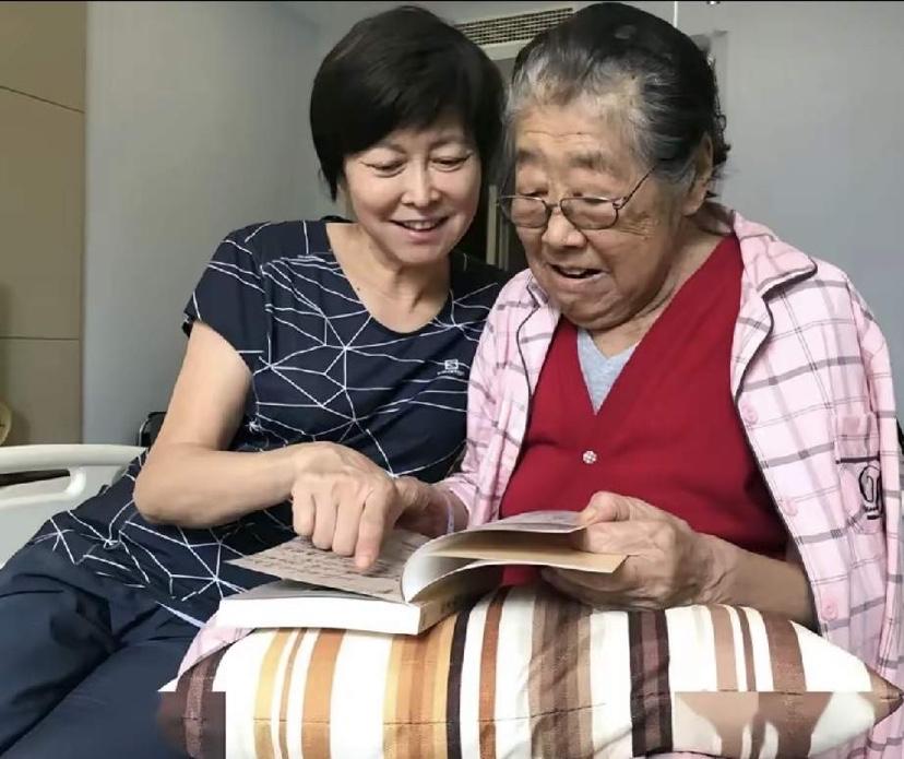 敬一丹托起父母幸福的晚年生活其父亲敬毓嵩2021年离世，享年95岁。其母