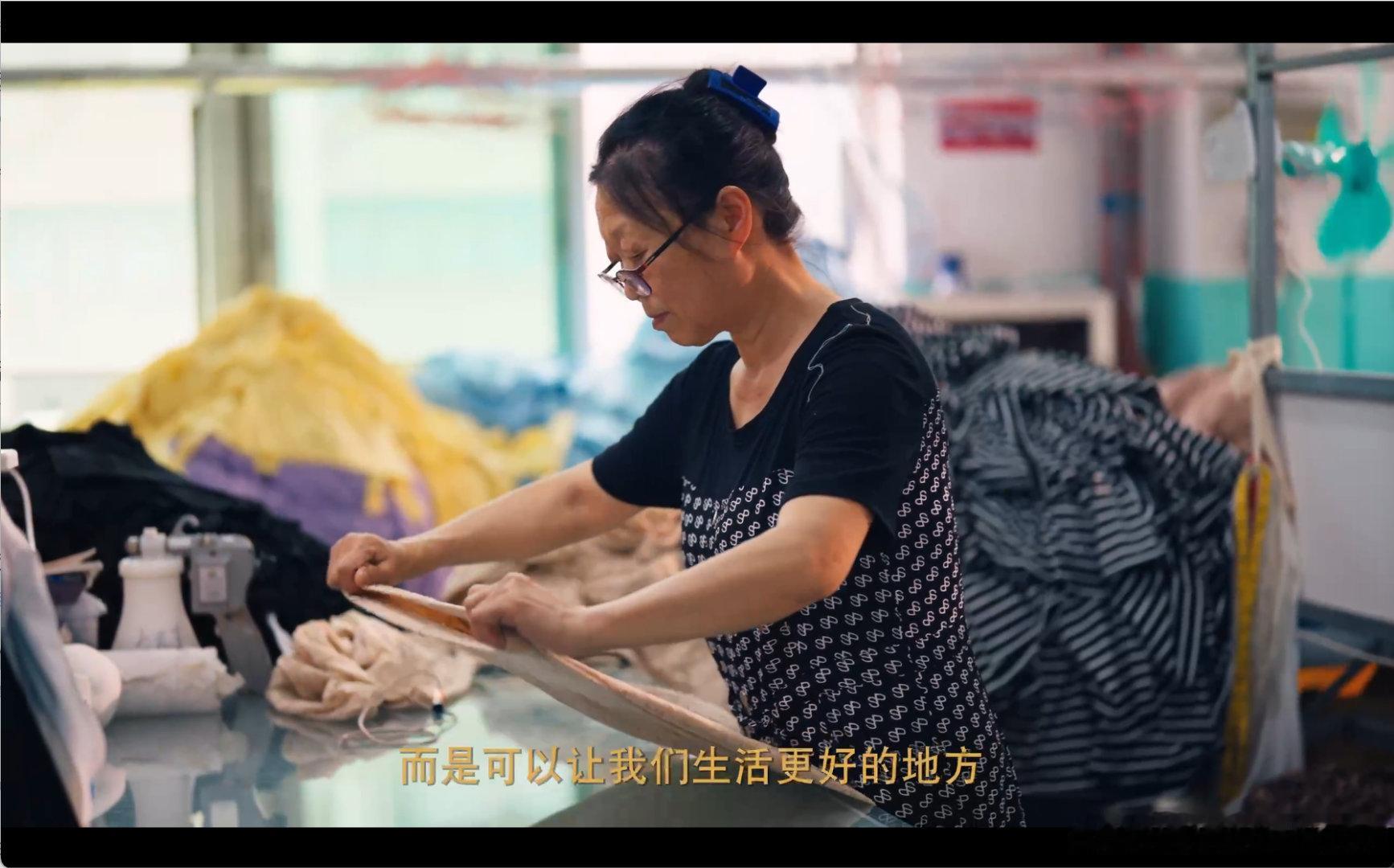 00后女生把牛仔裤卖到全球谁能想到，一条广州产牛仔裤火遍海外！00后女生深耕牛仔
