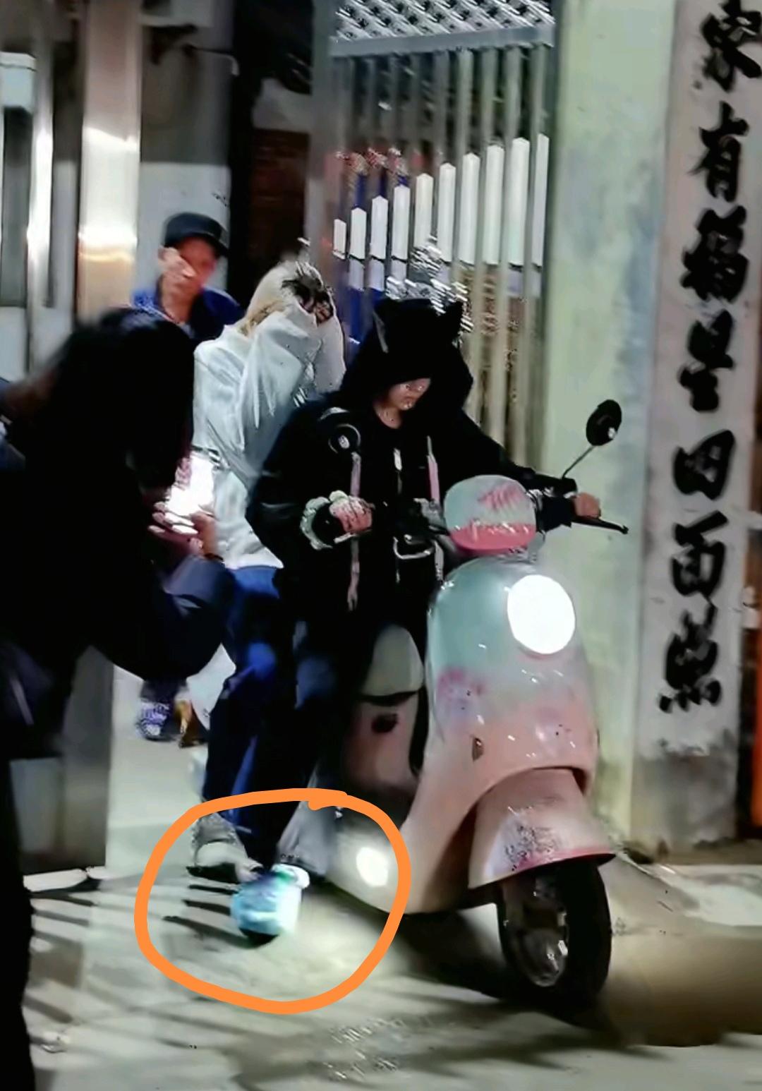 11月20日，全红婵回家后根本闲不下来，一刻也没闲着，在村里来回窜动。白天下