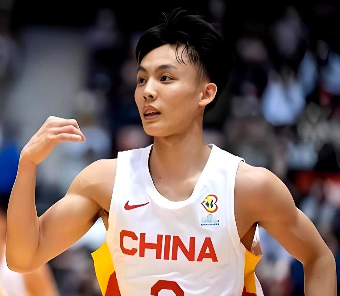 中国男篮输韩国那场，徐杰全程盯着屏幕看，输球后那遗憾劲儿藏都藏不住！他自己也说，