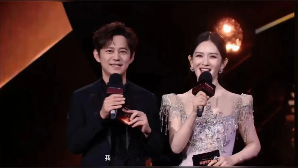 何炅谢娜一合体，我的青春又杀回来了！何炅谢娜再次同台，一个眼神就让观众秒回周六晚