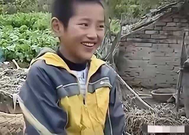 江苏盐城有个叫潘必成的男孩，他的人生开局就像一场突如其来的暴风雨。1998年出生