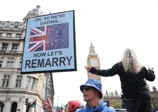 脱欧十年烧光万亿英镑，英国现在跪求回欧盟？欧盟一句话，让约翰逊们彻底傻眼？欧洲议