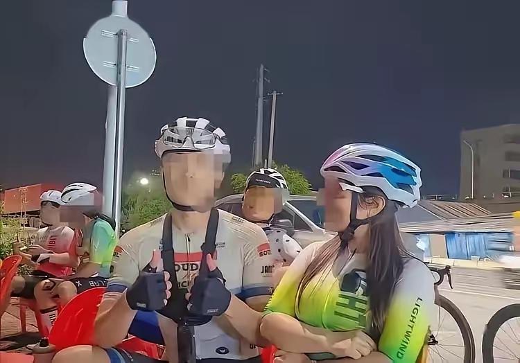 这个事我感觉不怨这个女的真的冤她男朋友你说说，你没事让你未婚妻穿那么性感参加