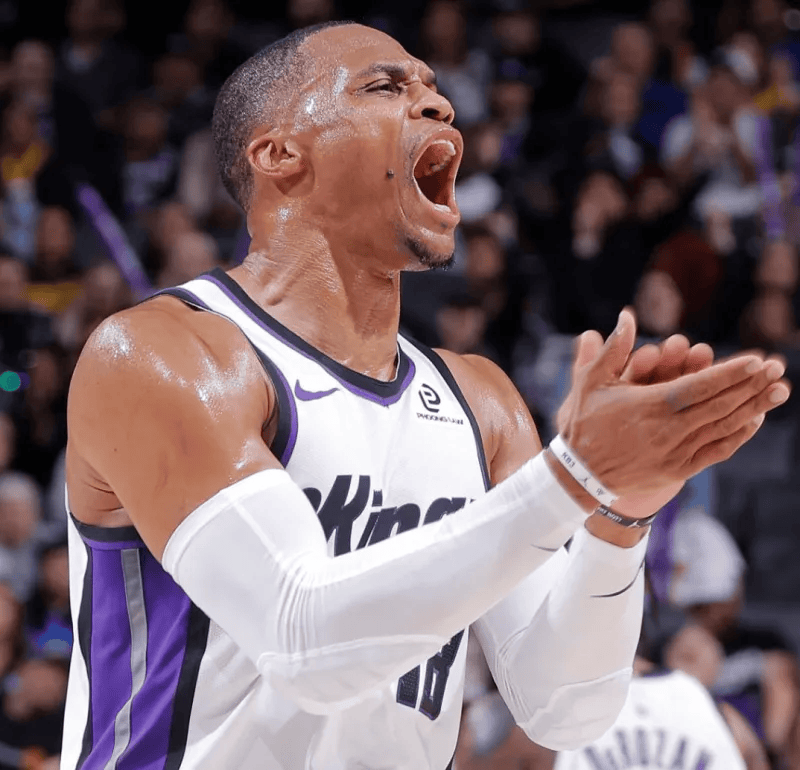 砍下三双后, 威少成为历史首位在7支球队均取得三双的球员